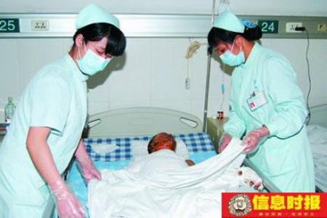外来工为救工友赤手灭火昏迷15天