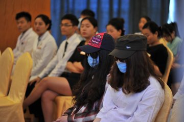 华山峦天美展开救助华东赴韩整形失败修复活动