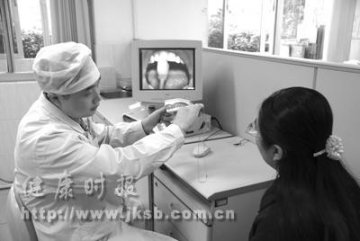看电脑学刷牙