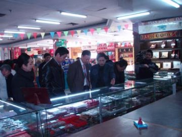 嵊州市副市长闾小锋带队对元旦前食品药品市场开展检查