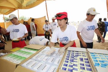 中国医生在巴基斯坦灾区提供流动医疗服务