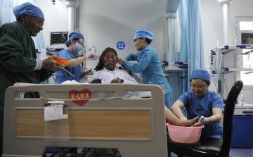 灾区医疗救治工作由紧急救援向基本医疗服务转变