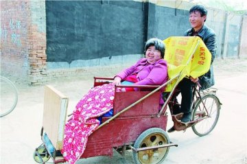 农民照顾瘫痪妻子10余年为带妻出行自制轮椅