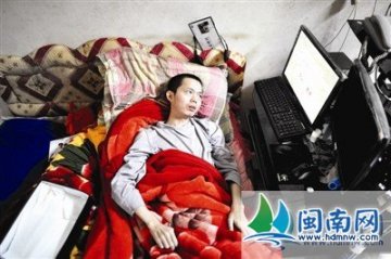 男子患怪病肠子溃烂 躺床上打网游赚钱补贴家用