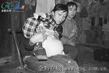 3岁男童患病肚大如孕妇 无钱医治被带回家