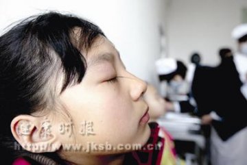 “鬃针”刺激穴位治眼疾