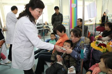 甘肃省妇幼保健院免费向就诊患儿发放中药制剂预防流感