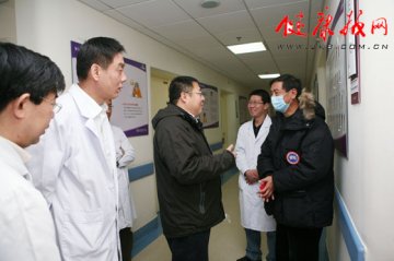 援藏干部到北京朝阳医院看望藏族大学生白玛旦增