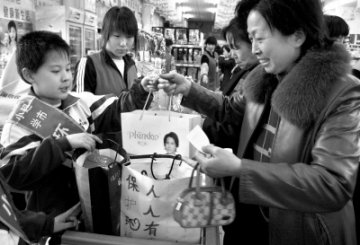 小学生自制环保纸袋送市民