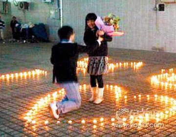 大学女生宿舍楼前上演烛光示爱