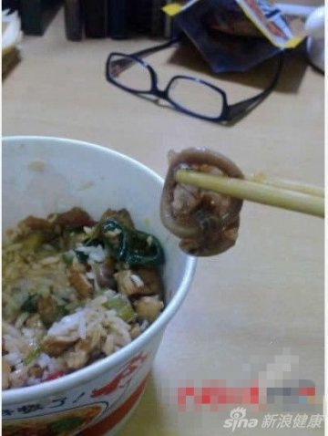 2.在饭菜吃出避孕套