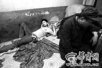 男孩患精神疾病被关8年父亲称不让孩子被人欺负