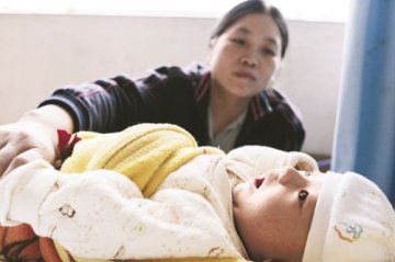 36岁妈妈生下孩子55天 就要割自己的肝来救他