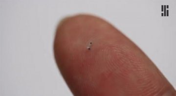 科学家开发微型机器人 可在人体内游泳