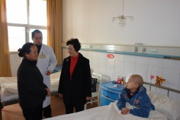 云南省卫生厅杜克琳副厅长元旦前看望慰问工作在一线岗位的医护人和住院病人