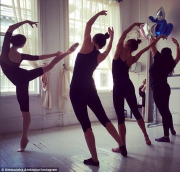 维密火辣身材超养眼 模特网晒私下训练照