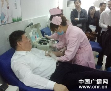 卫生部长陈竺都江堰无偿献血 呼吁爱心人士加入