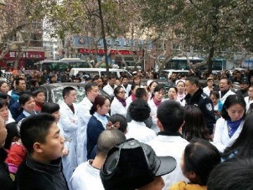 “走廊医生”所在医院医务人员罢工 要求将其开除