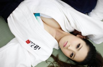 清丽美女挑战合气道 大显性感丰腴身姿
