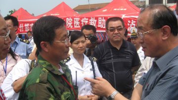 5月26日卫生部党组书记高强在绵竹县检查卫生防病工作