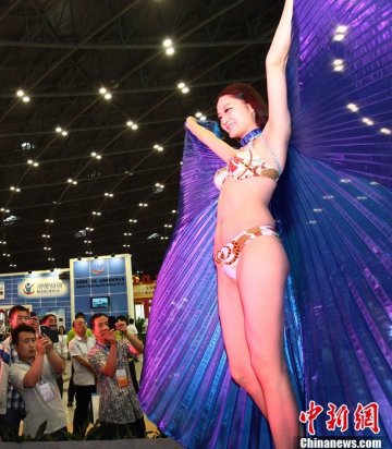 山西家庭健康产业博览会 少女穿情趣装走秀