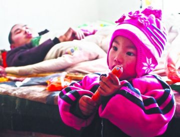 网帖称3岁女童照顾高位截瘫父亲