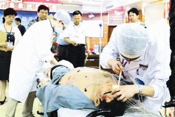 价值200万的仿真人考验医生的急救技能