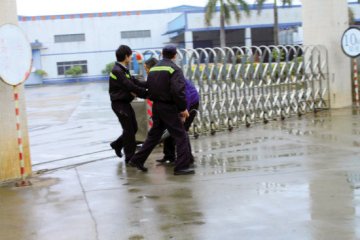 男子为老板养狗感染狗病毒 上门维权被喷水驱赶