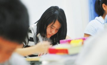 汶川地震截肢女孩坚持学习希望能当老师