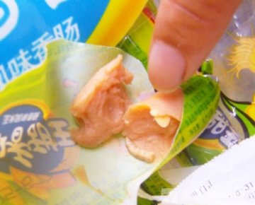 双汇火腿肠吃出一条虫？厂家称愿意赔偿