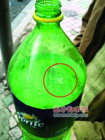 消费者曝雪碧中喝到虫子 厂家欲送3瓶雪碧了事