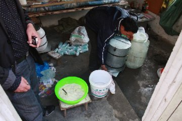 旱厕边上 6种原料兑出假蜂蜜