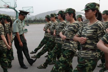 我校2011级新生军训工作全面展开