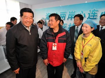 贾庆林在青海省西宁市看望台湾医疗救援队成员