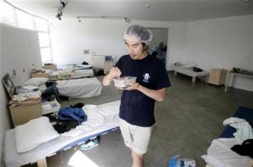 德国艺术家头上养虱子供人参观