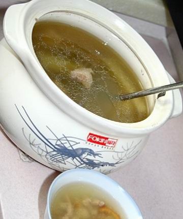 清补：夏天莲子薏米鸭汤图
