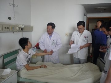 我校第一附属医院积极救治捐助我校尿毒症患者卞超峰同学