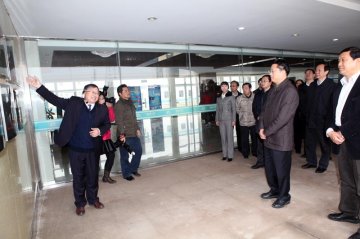 江苏省委常委、南京市委书记杨卫泽视察我校产学研基地海昌中药集团