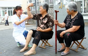 淮北社区卫生人员医疗巡诊 走近农村慢性病老人
