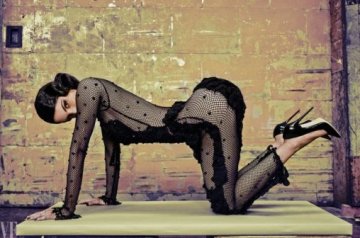 ”翘臀女王”登名利场 曲线惊人
