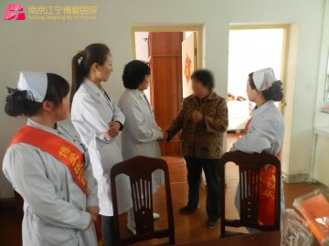 救助双胞胎智障妈妈 “博爱进万家”感动全城