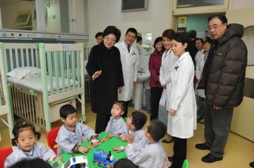 国家卫生计生委党组成员慰问部分在京医务人员