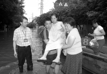 柳州：冲锋舟送孕妇去医院