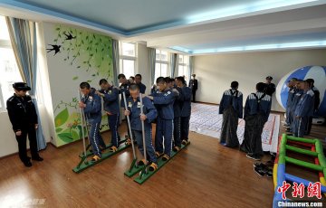 3、民警在为服刑人员做心理疏导游戏