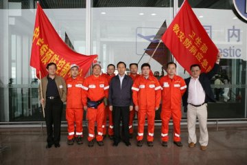 中心第一批赴四川地震灾区救灾防病应急队今晨出发