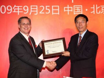 爱尔康向中华健康快车捐赠700多万手术设备