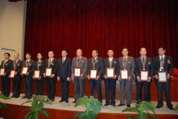 我校段金廒教授被授予“全国优秀科技工作者”荣誉称号