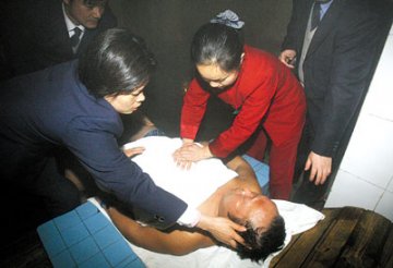 温泉年轻女工为昏迷男子做人工呼吸