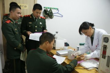 重庆军医为贵州男子取出肾脏内“鹿角”