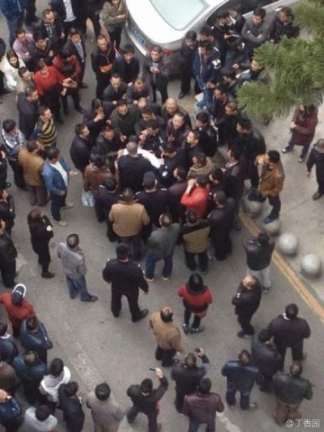 广东发生严重辱医事件：病死者家属押医生游行